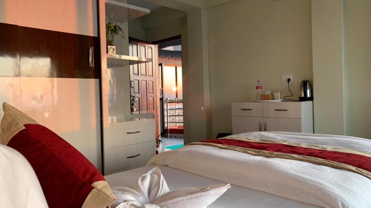 Hotel Pristine Himalaya Pokhara Bagian luar foto